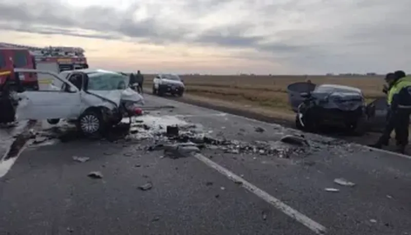 El auto de los hermanos chocó contra un camión