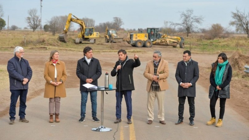 El gobernador en Daireaux, dos meses atrás, donde inauguró formalmente la obra que se acaba de paralizar.