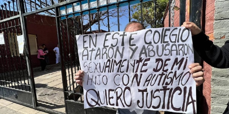 Horror en la escuela: dos chicos abusaron y torturaron a un nene con autismo en el baño