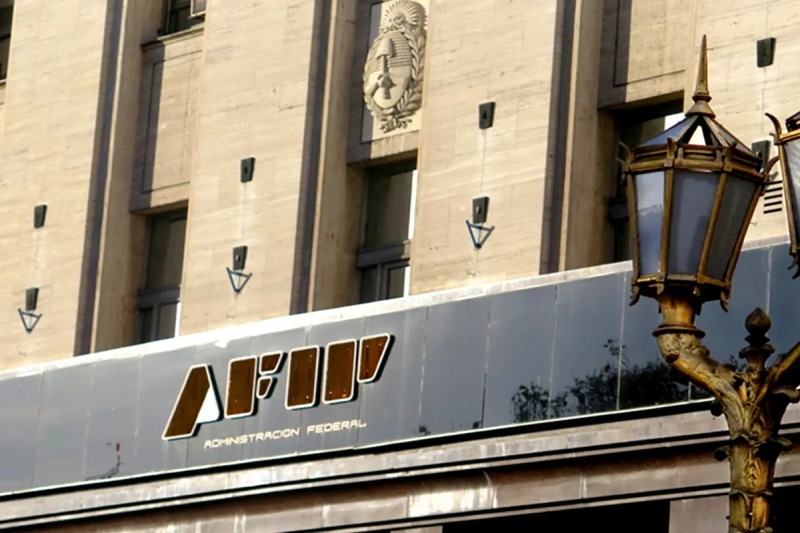 La AFIP intimó a 2500 argentinos por no declarar sus cuentas bancarias en Uruguay, Suiza y Luxemburgo