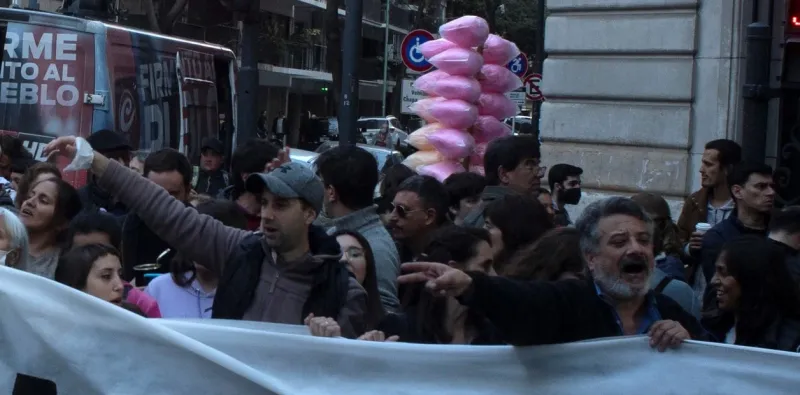 Copitos de algodón en una marcha frente a la casa de Cristina Kirchner, antes del atentado.