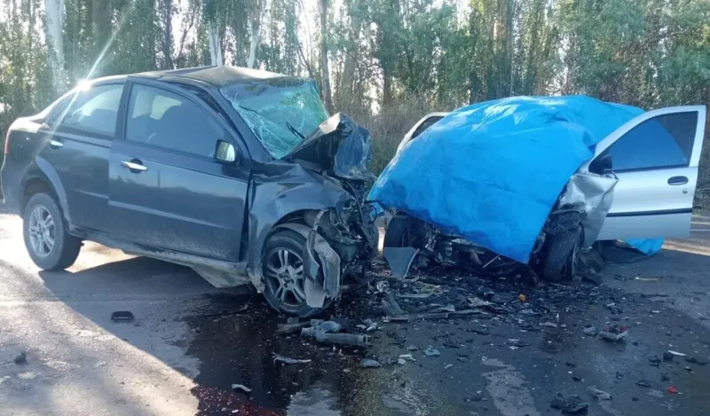 Un auto se cruzó en plena ruta de Mendoza, chocó de frente contra otro y desató una tragedia