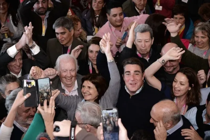 Bullrich, rodeada por Iguacel y de la Torre, entre otros.