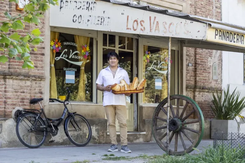 “Hacer pan es un acto de amor”. Volvió y restauró una panadería de 140 años en Saavedra y se metió en el alma de su pueblo