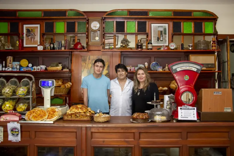 “Hacer pan es un acto de amor”. Volvió y restauró una panadería de 140 años en Saavedra y se metió en el alma de su pueblo