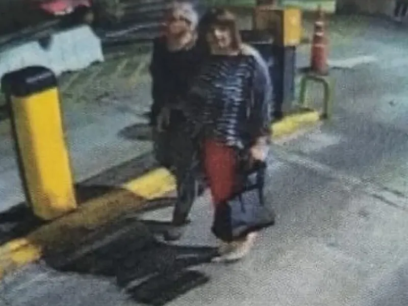 La viuda negra caminando junto a una de sus víctimas