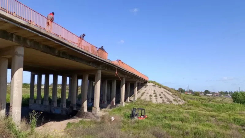 Ruta 3: un camión perdió su acoplado y el montacarga que trasladaba cayó por un puente