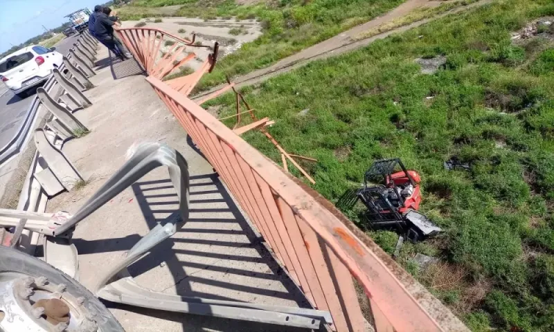 Ruta 3: un camión perdió su acoplado y el montacarga que trasladaba cayó por un puente