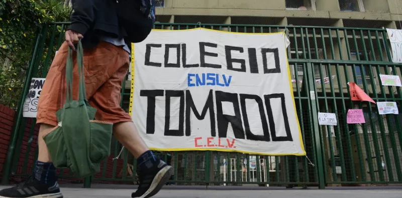 Lenguas Vivas, tomado. Esta semana hubo más de 15 colegios en conflicto. 