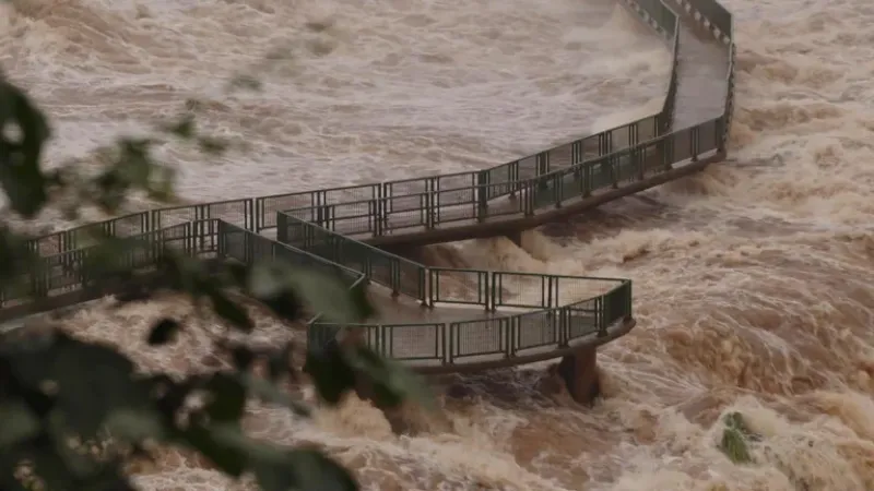  Las Cataratas de Iguazú, en la frontera entre Brasil y Argentina, registraron en los últimos días un caudal casi diez veces mayor a lo habitual, lo que obligó al cierre de una de las principales pasarelas turísticas del lado brasileño