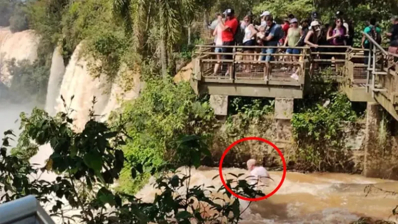 La foto tomada por un testigo que muestra el momento en el que un visitante es arrastrado por el agua en Cataratas del Iguazú