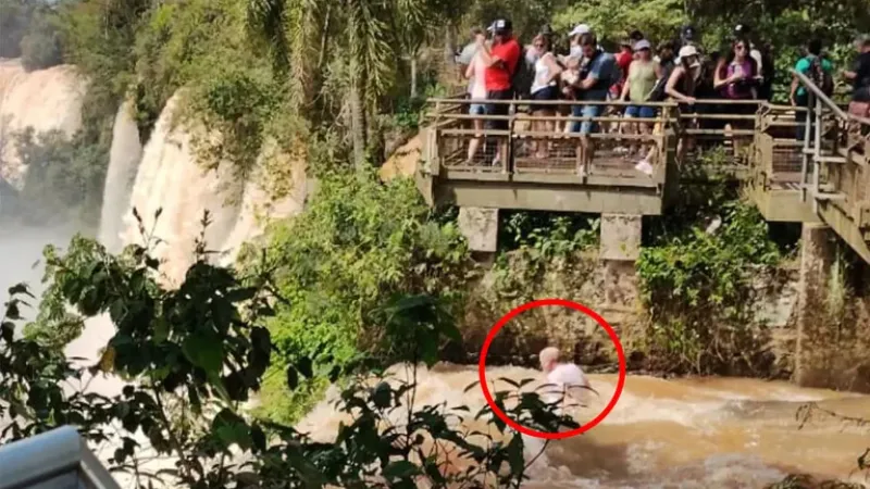 La foto tomada por un testigo que muestra el momento en el que un visitante es arrastrado por el agua en Cataratas del Iguazú