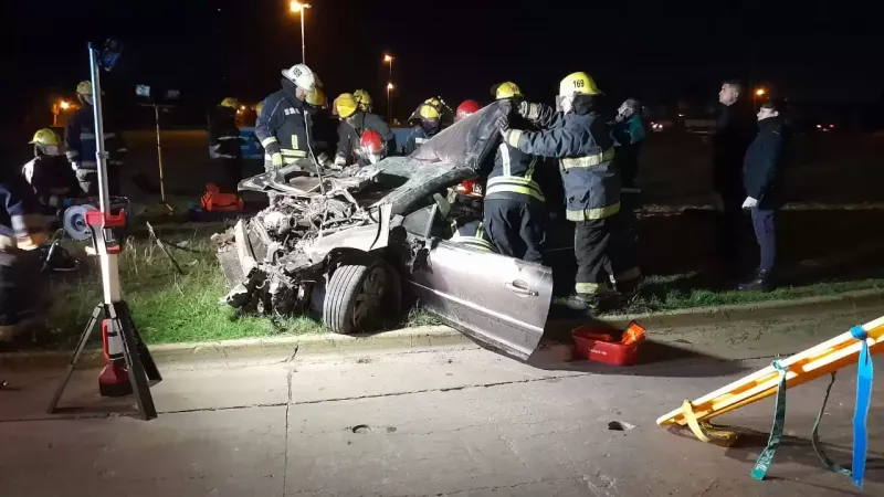 Esta madrugada: dos heridos en un vuelco en la Ruta 33