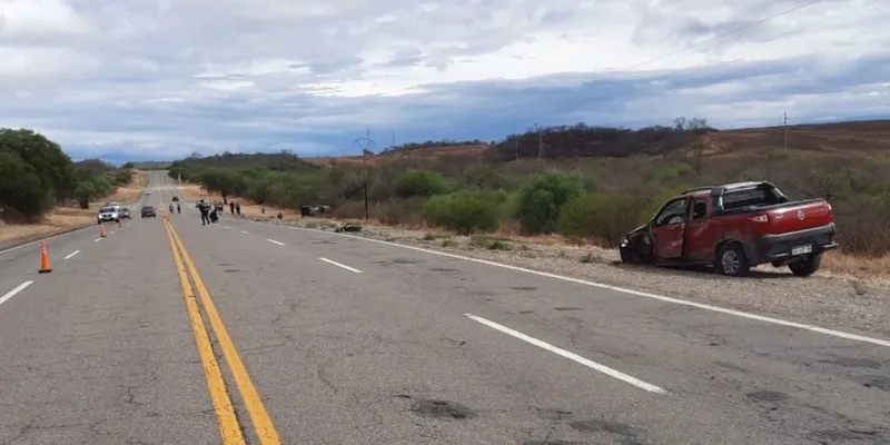 Murió una persona y 4 están heridos: chocaron de frente contra una camioneta, volcaron y desataron una tragedia