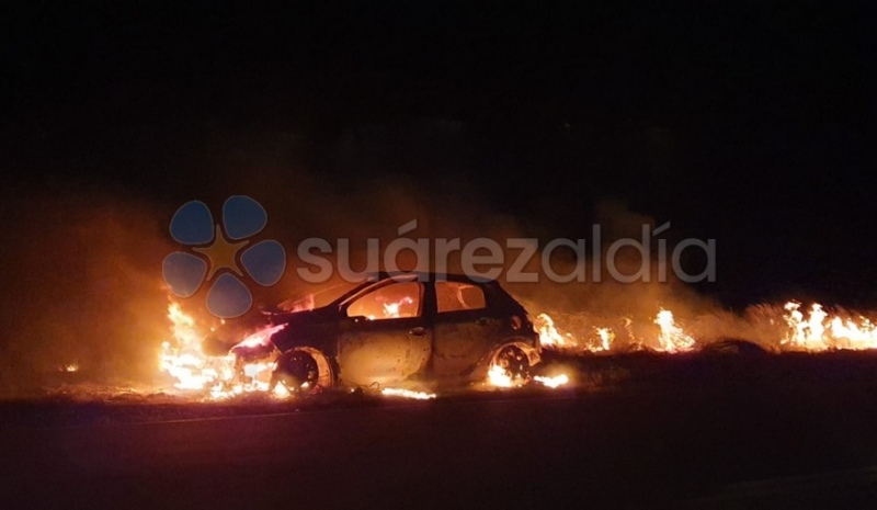 Esta madrugada se quemó totalmente un auto en la Ruta 67, ¿vinculado al robo?