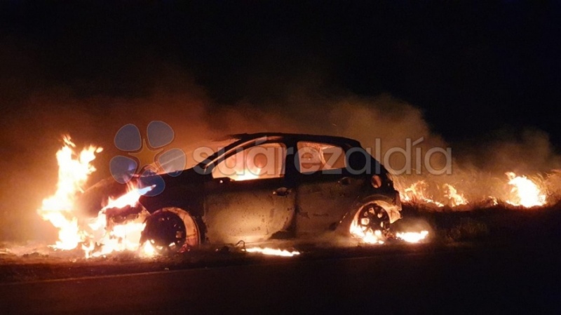 Esta madrugada se quemó totalmente un auto en la Ruta 67, ¿vinculado al robo?