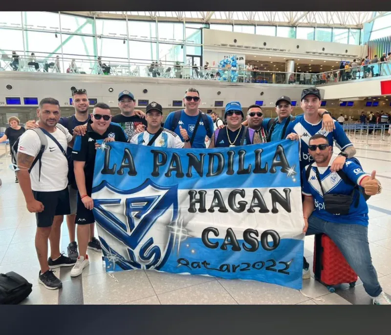 El del gorro piluso es Raulo Minicelli, cabeza de La Pandilla de Liniers. El de al lado, con anteojos, es el Castor Cejas. Con la camiseta número 96, Jhony Pereira