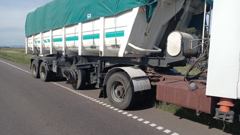 La sacaron barata: choque sin heridos entre camioneta y camión en la ruta 33.