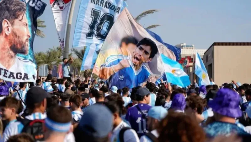 Hinchas argentinos bajaron una bandera de Inglaterra en Doha y hubo inconvenientes con la Policía