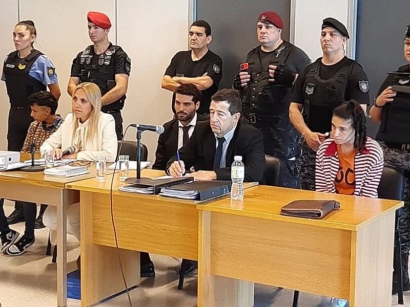 La madre de Lucio (derecha) y su pareja (izquierda) las acusadas, en la primera audiencia del juicio.