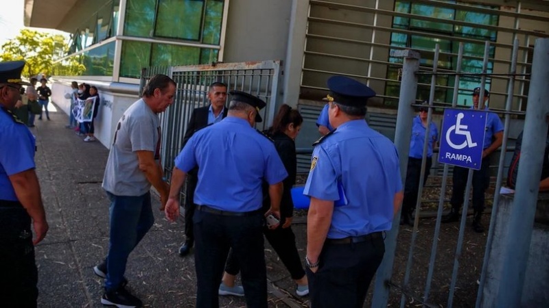 Abuelos de Lucio ingresando al tribunal