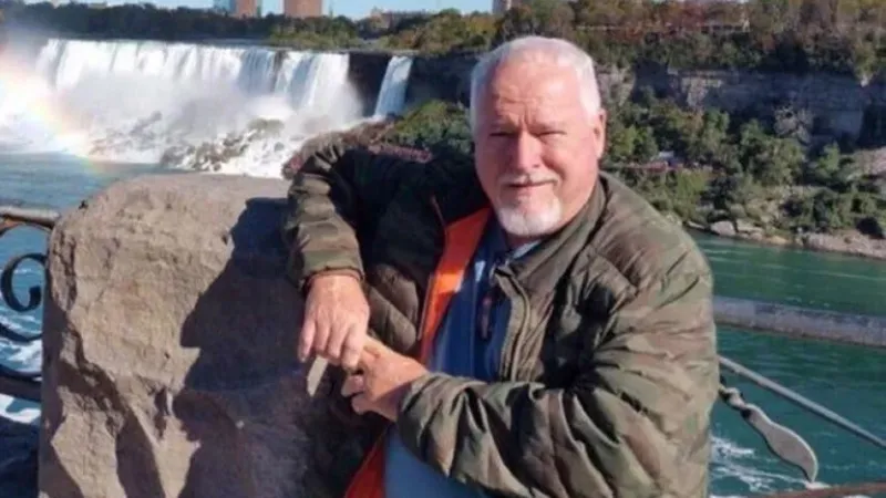  Thomas Donald Bruce McArthur -tal su nombre completo- se casó, tuvo dos hijos y se separó cuando salió del closet y empezó a frecuentar hombres que conocía en aplicaciones de citas