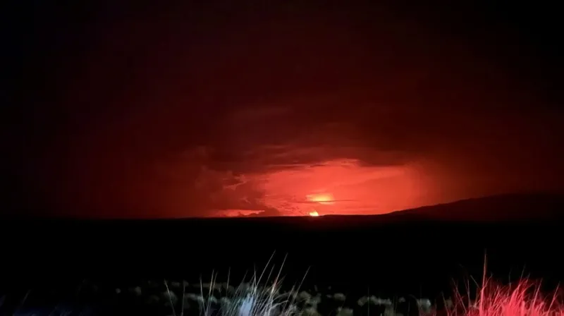 La región de la cumbre de Mauna Loa brilla durante una erupción vista por un geólogo del Observatorio de Volcanes de Hawái en Hawái.