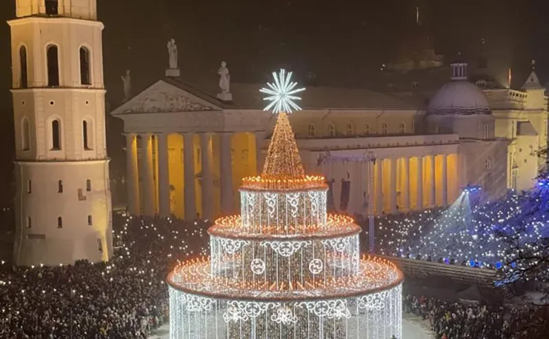 El árbol alcanza una altura de 25 metros y tiene 22 metros en su parte más ancha, con 700 luces en forma de vela