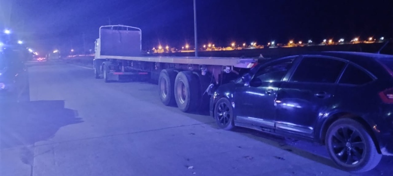 Se incrustó con su auto bajo un camión estacionado