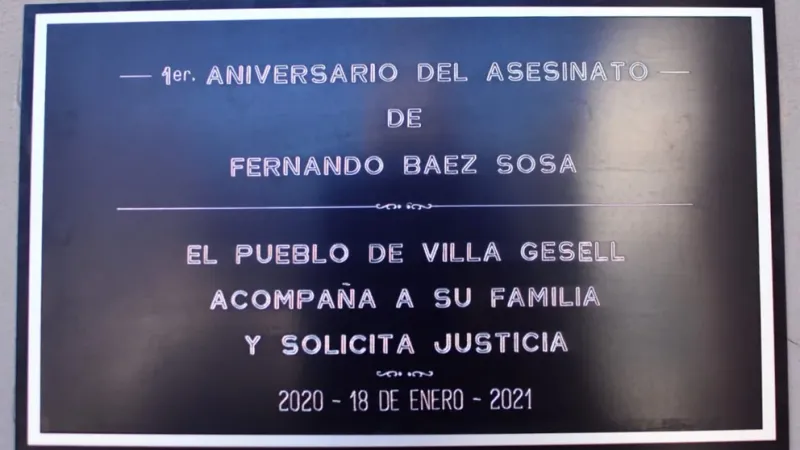  En Villa Gesell colocaron una placa para honrar la memoria de Fernando, a metros del lugar donde le quitaron la vida