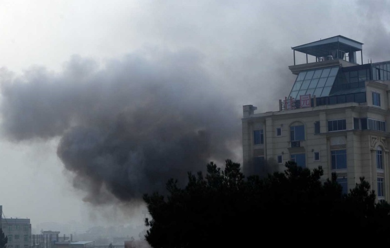 Hombres armados atacan un hotel en el centro de Kabul