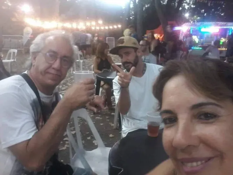 Nicolás junto a su papá Oscar y a la pareja de éste, Anabela, en 2018, la última vez que se vieron
