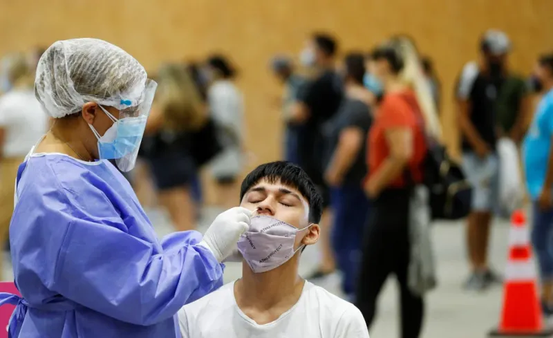 Se acerca el verano y las fiestas de fin de año y, otra vez, los casos de COVID-19 crecen con fuerza