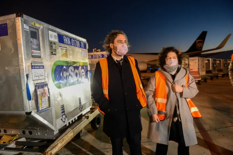 Santiago Cafiero y la ministra de salud de Argentina, Carla Vizotti, reciebiendo un cargamento con 2 millones de dosis de la vacuna de Astrazeneca contra la covid-19 en el Aeropuerto Internacional Ministro Pistarini en Ezeiza.