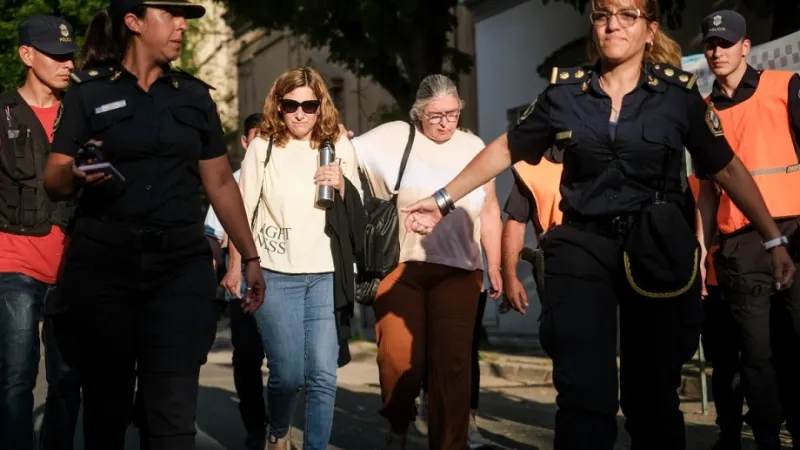 María Alejandra Guillén, madre de Enzo Comelli (22), al ingresar este martes a la audiencia en los tribunales de Dolores.