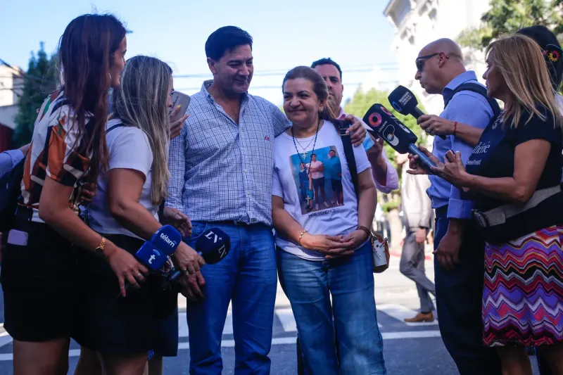 Los papás de Fernando Báez Sosa ante los medios de comunicación luego de salir de los Tribunales de Dolores