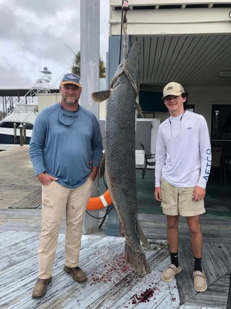 Keith Dees y su hijo Huntley con su captura monstruosa