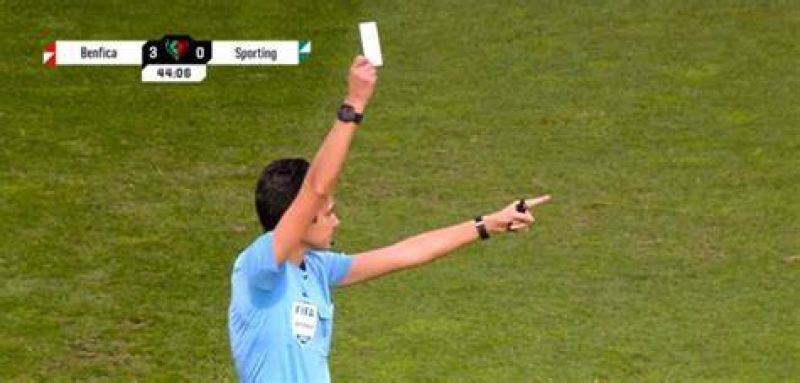 Se estrenó la primera tarjeta blanca en la historia del fútbol: en qué situaciones se utiliza y cuál es su significado