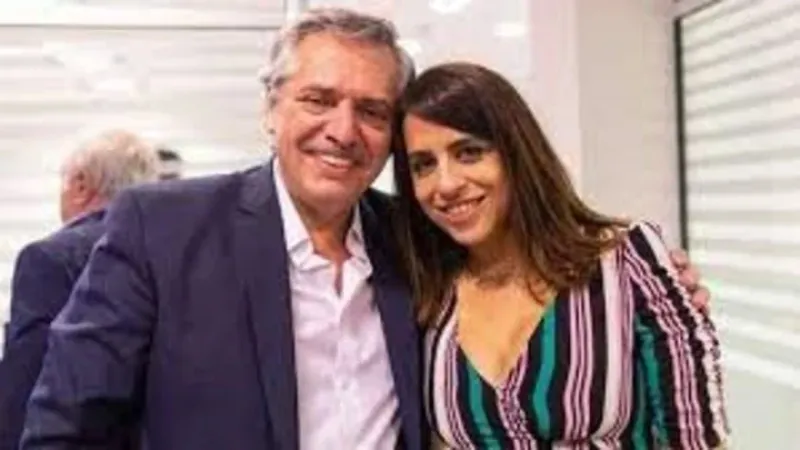 Alberto Fernández, en un abrazo con Victoria Donda, quien luego le renunció con críticas