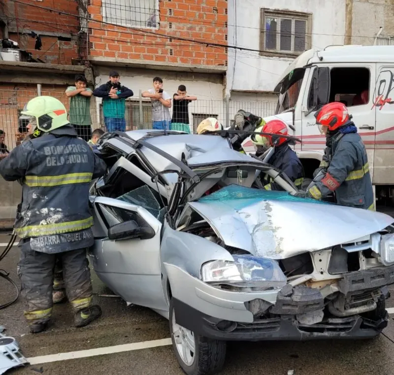 Impresionante choque en cadena en la Autopista Cámpora: un auto fue aplastado por dos camiones