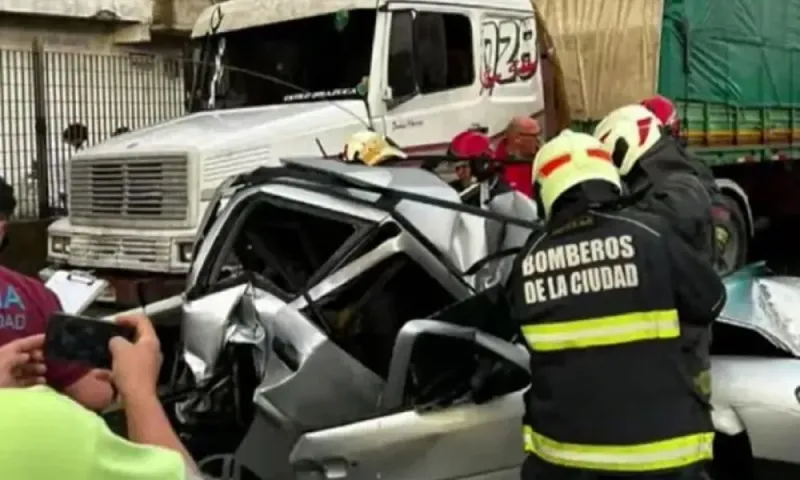 Impresionante choque en cadena en la Autopista Cámpora: un auto fue aplastado por dos camiones