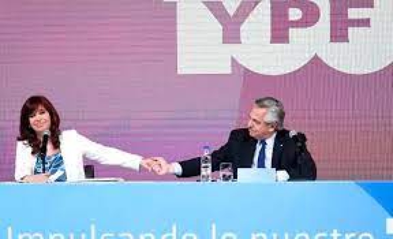 El presidente, Alberto Fernández (derecha), y la vicepresidenta, Cristina Fernández, durante un acto para conmemorar el 100 aniversario de la petrolera estatal YPF