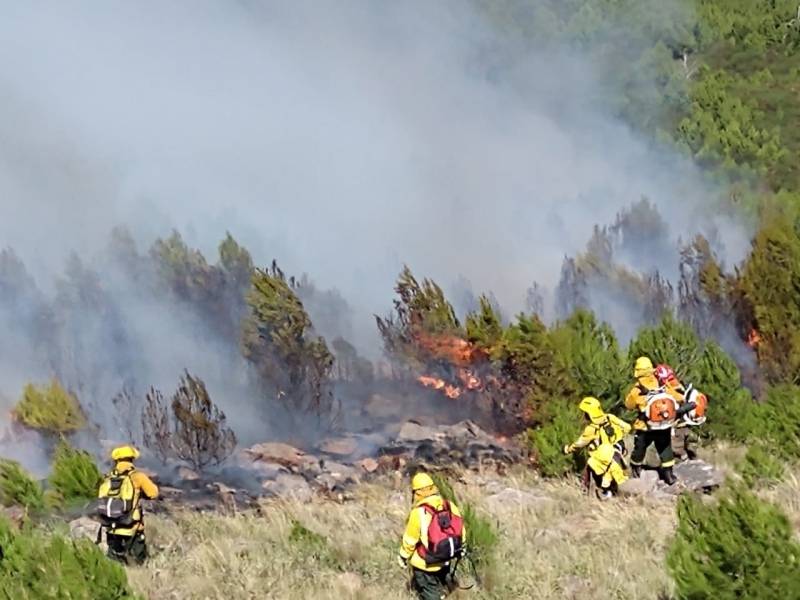 Bomberos, junto a aviones y helicópteros, combaten el incendio en las sierras