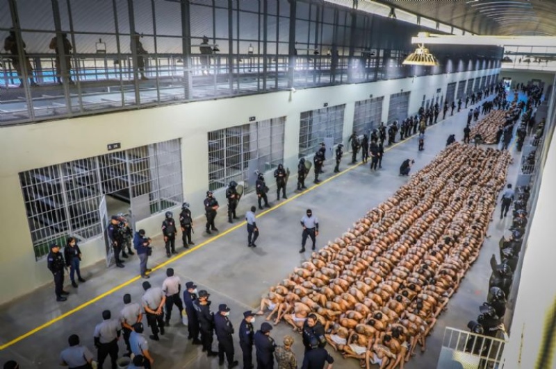 Fotos: así es la cárcel de El Salvador para contener a los pandilleros de las maras