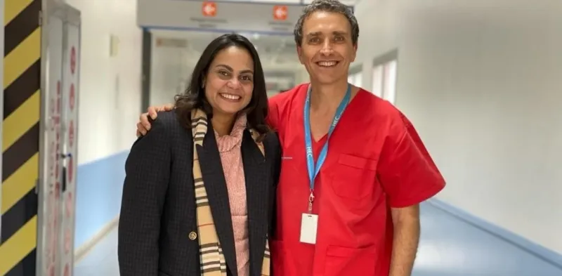 Concepción Dos Santos Souza (33) junto a su médico, Marcelo Nahin, jefe de Cirugía Cardiovascular del Hospital El Cruce. Cumplió años cuando estuvo internada en el Hospital.