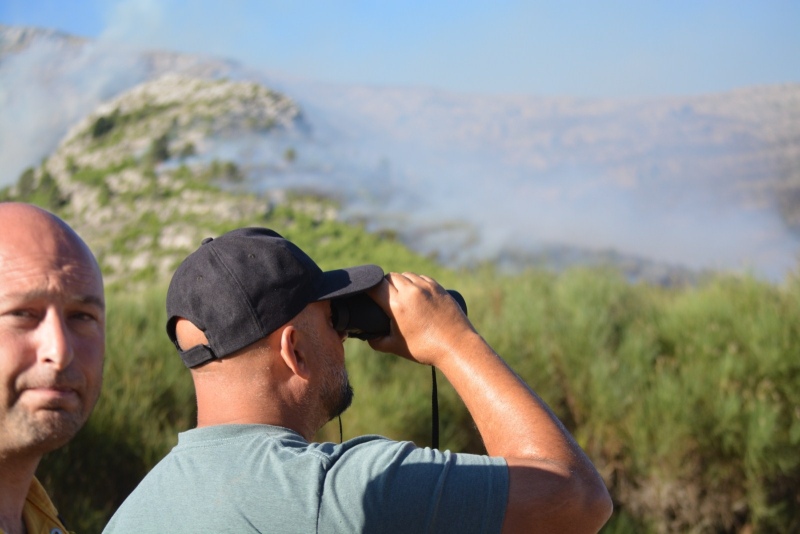 Esta cortada la ruta 76 a la altura del abra por el incendio