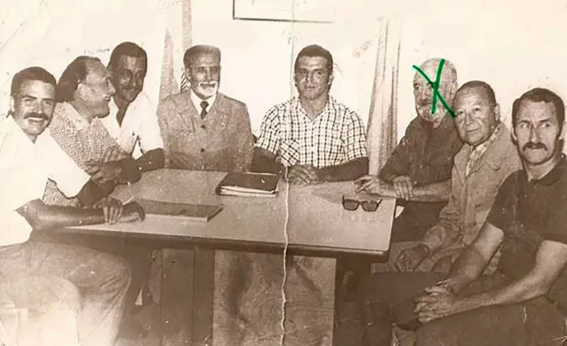 En el exilio en México, Ricardo Obregón Cano (en la foto, segundo desde la derecha), al lado de “El Roque” Yaguer (jefe del asalto a la unidad militar de Formosa en 1975), con la conducción montonera