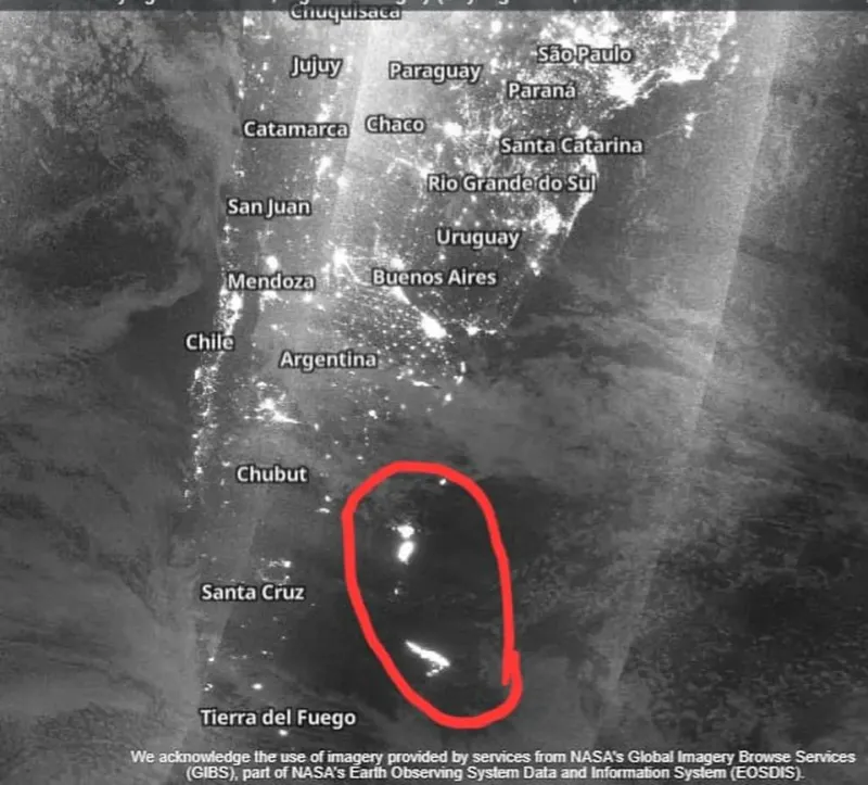 Una imagen satelital de los poteros extranjeros al límite de la milla 200. Una ciudad flotante. Foto: NASA