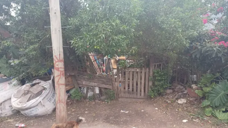 El intento de suicidio ocurrió en una casilla de un barrio de la periferia de La Plata.