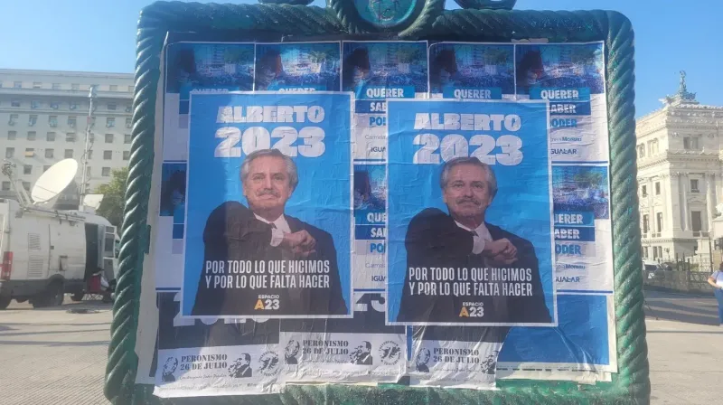 La agrupación A23, que impulsa la reelección del presidente, Alberto Fernández, pegó carteles en los alrededores del Congreso